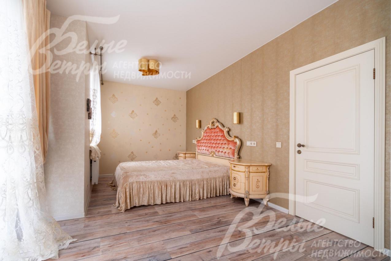 В спальнях установлены спальные гарнитуры бренда Giorgio Casa, на полу - ламинат CORKSTYL швейцарского производства