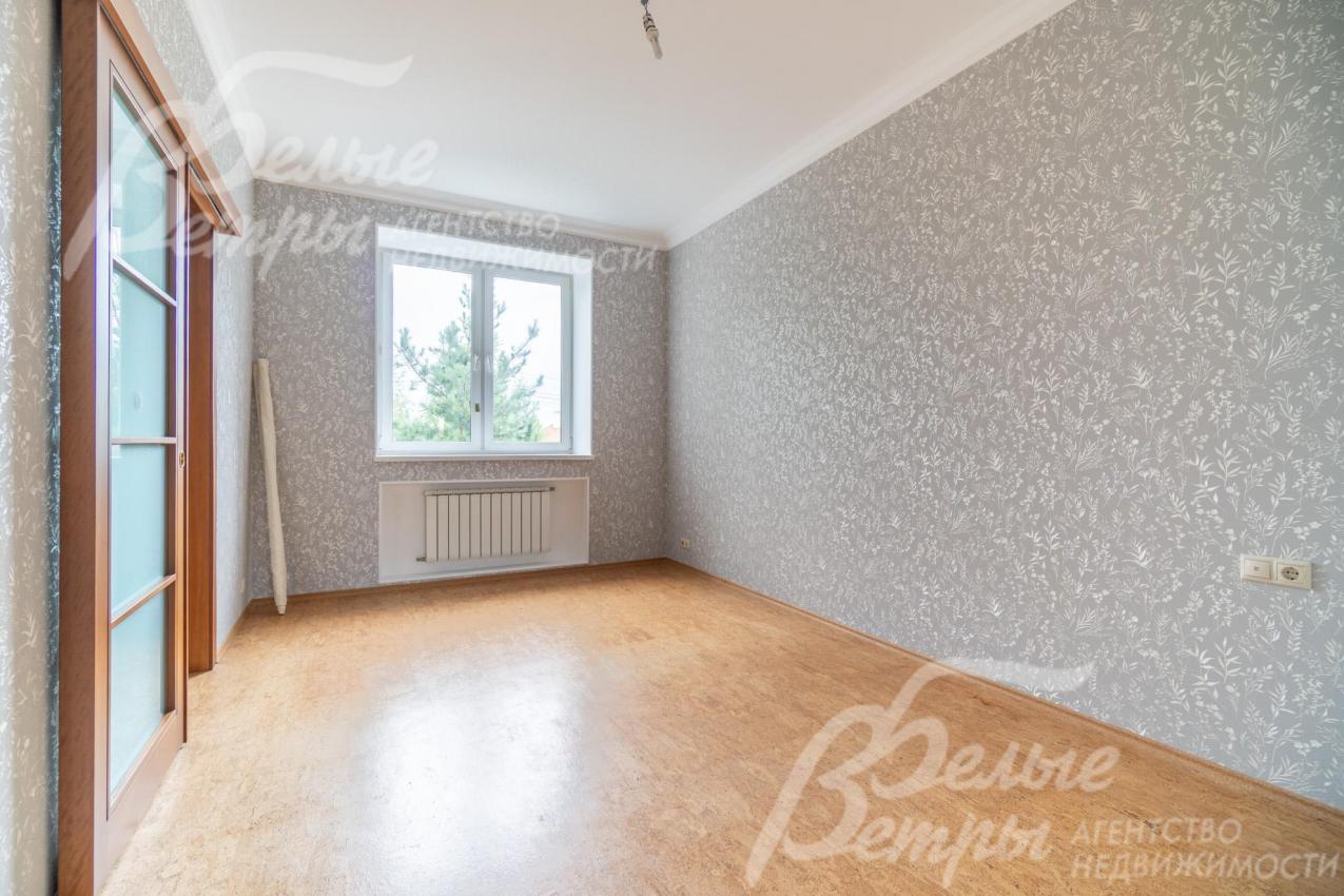 Одна из спален на втором этаже: на стенах поклеены обои