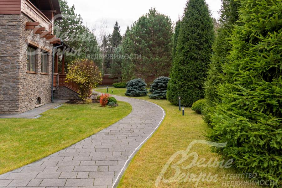 Дорожки и площадка для парковки выложены бетонной брусчаткой с гранитной крошкой, выполнено освещение