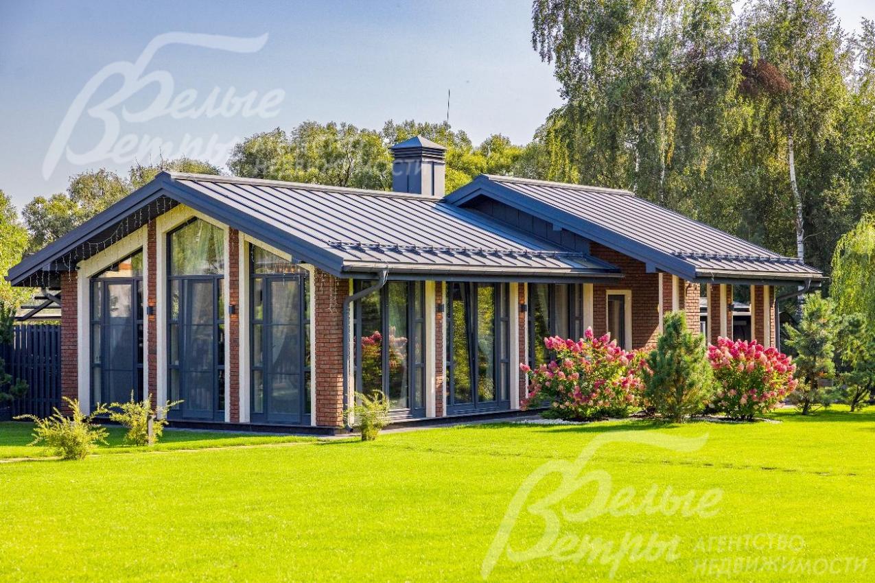 Домик барбекю 105 кв.м с панорамным остеклением.