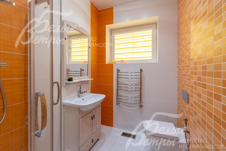 Санузел на втором этаже с душевой, рядом с постирочной