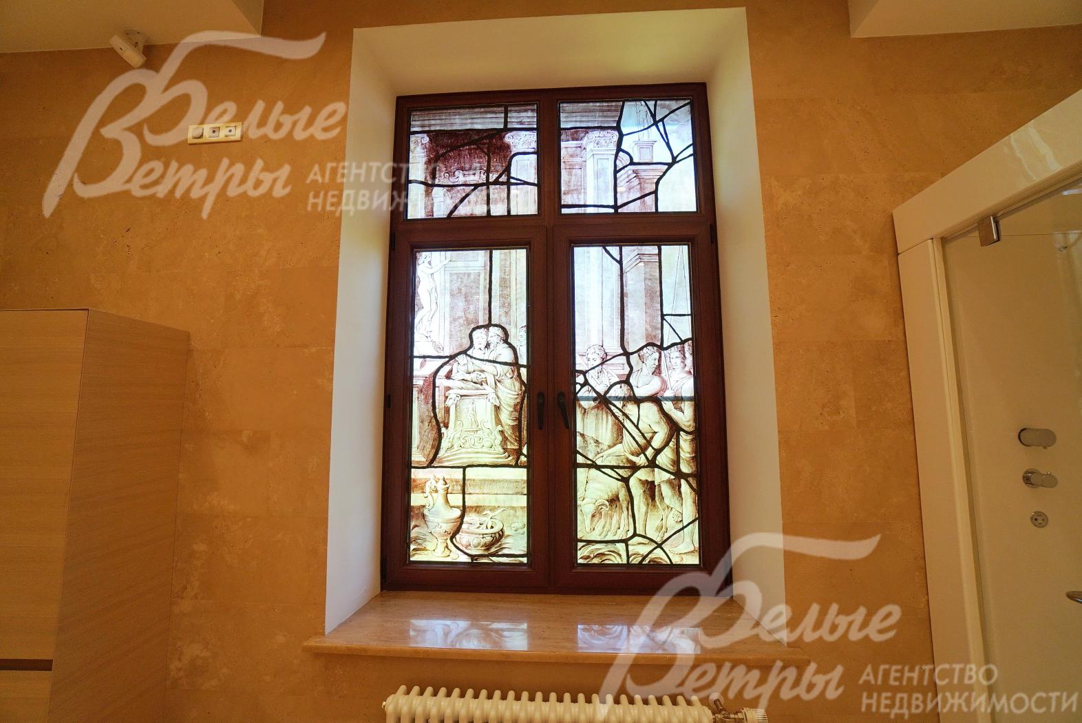 В некоторых санузлах художественные витражи из цветного стекла