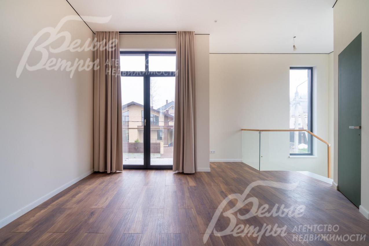 Интерьер дополнен элегантными бежевыми шторами, все полы в доме - с подогревом