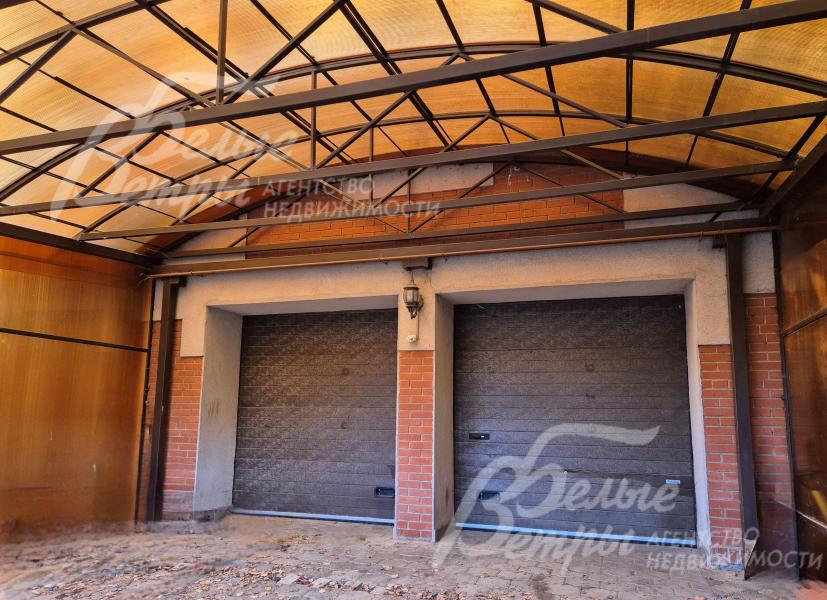 Перед гаражом навес для стоянки еще 2-х авто.