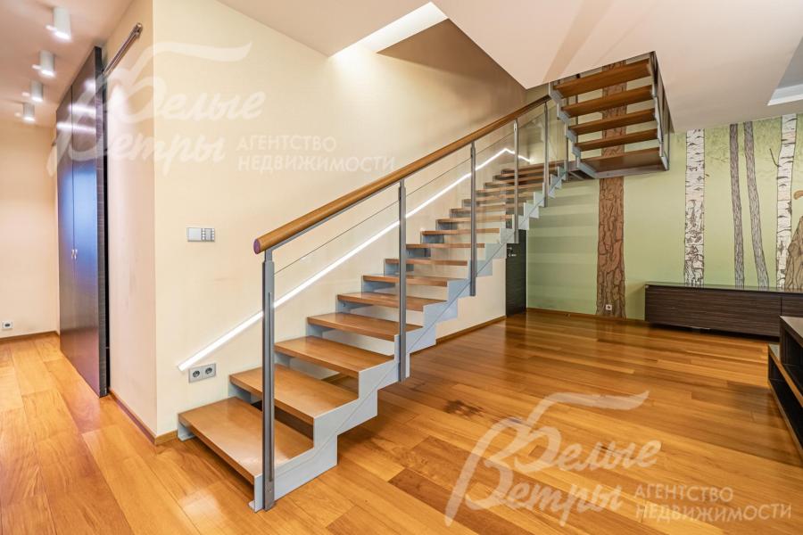 Лестница Alfa Scale (Италия): легкое металлическое основание, ступени и поручни деревянные шпонированные буком