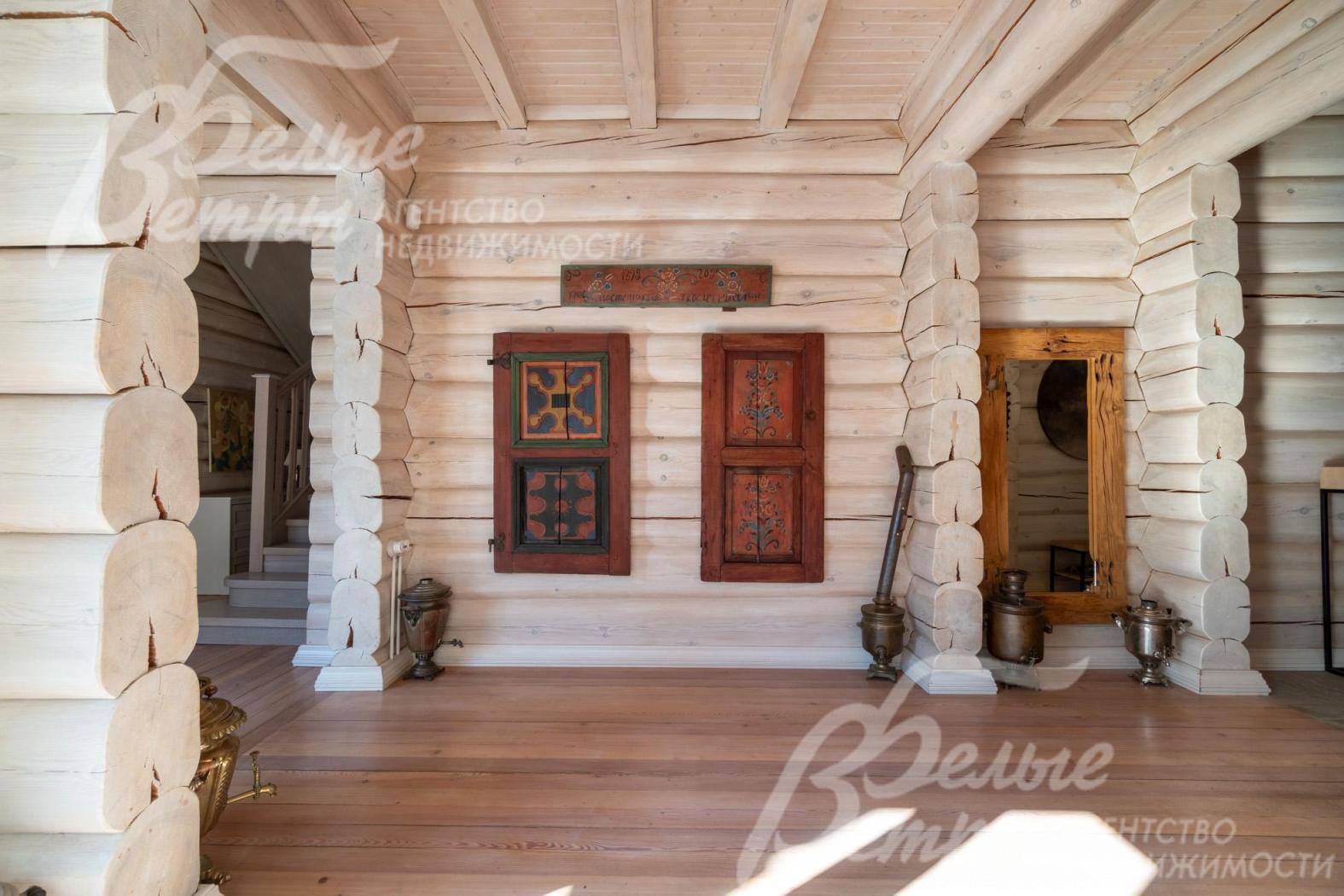 Холл с выходом на террасу по периметру дома