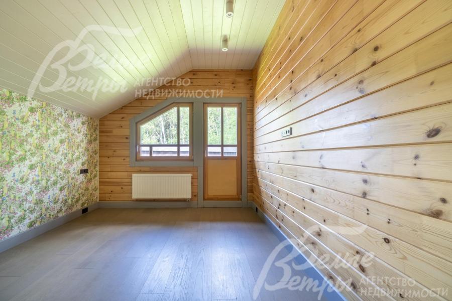 Одна из детских спален второго этажа 14,7 кв.м, с выходом на крытый балкон