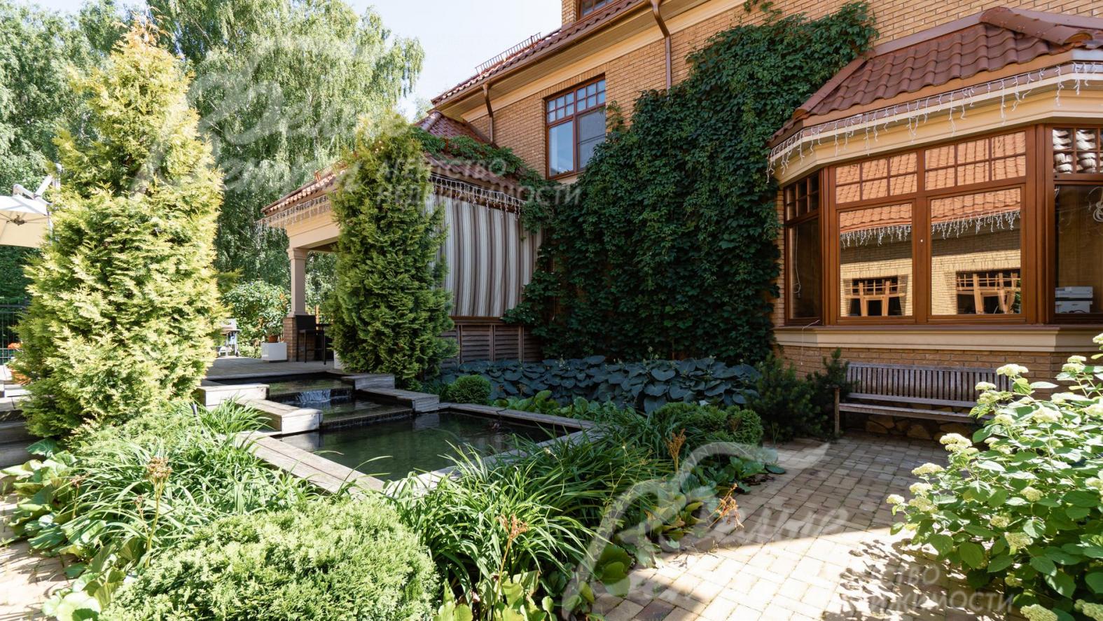 Внешняя архитектура дома в стиле бельгийского пригорода