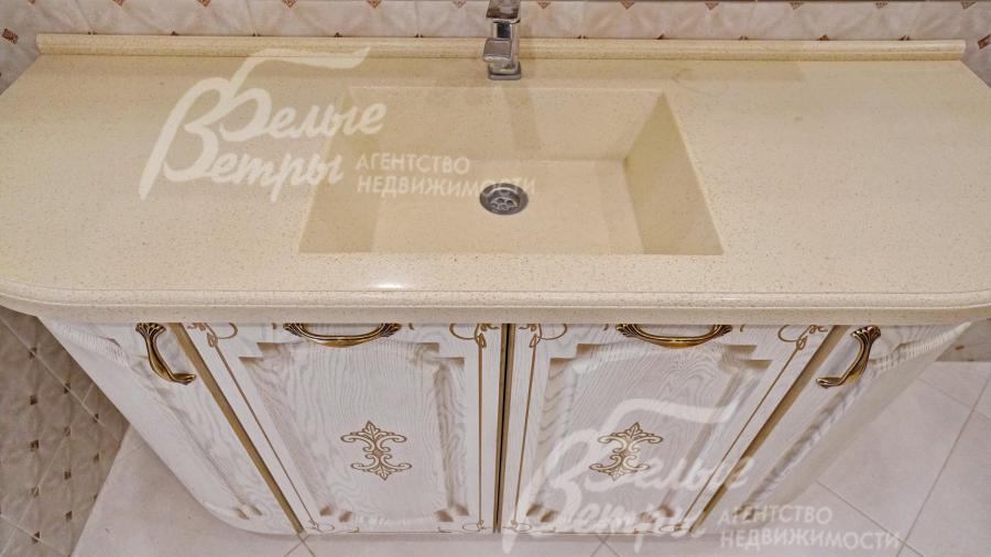 Фасады из массива дерева, столешница натуральный камень