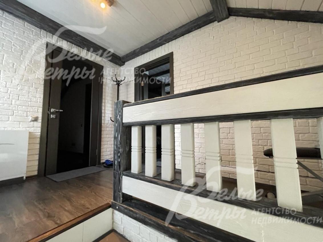 Над гаражом расположена студия