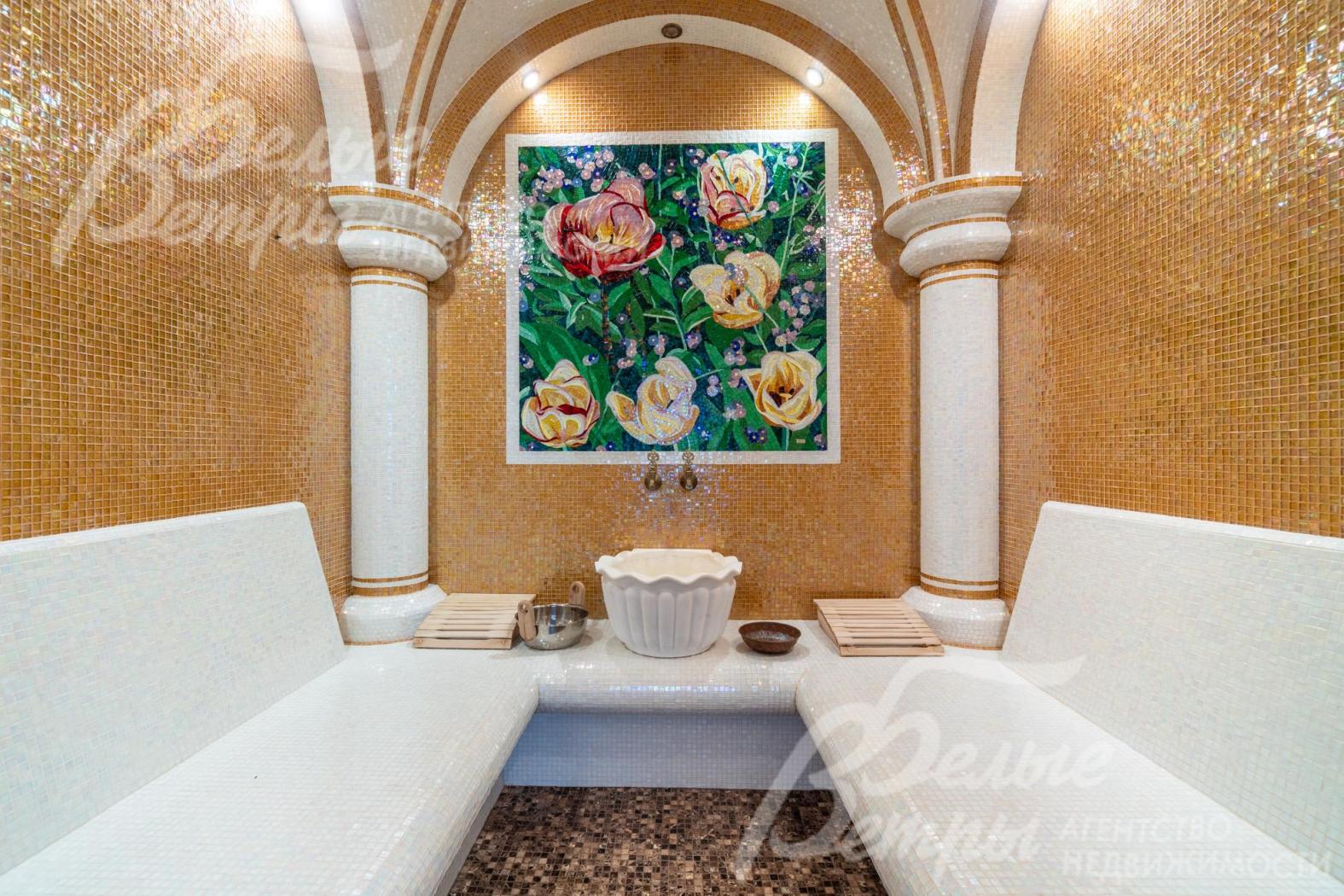 В спа-зоне есть хамам с двумя белыми скамьями. Стены отделаны мелкой золотисто-бежевой мозаикой. Одну из стен украшает декоративная панель с изображением крупных роз 