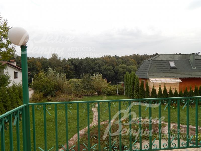 С просторной террасы открывается вид на реку 