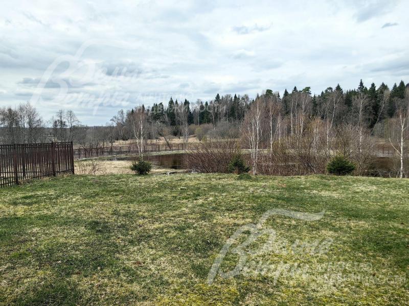 Участок непосредственно граничит с рекой Моча, в 100 м лес.