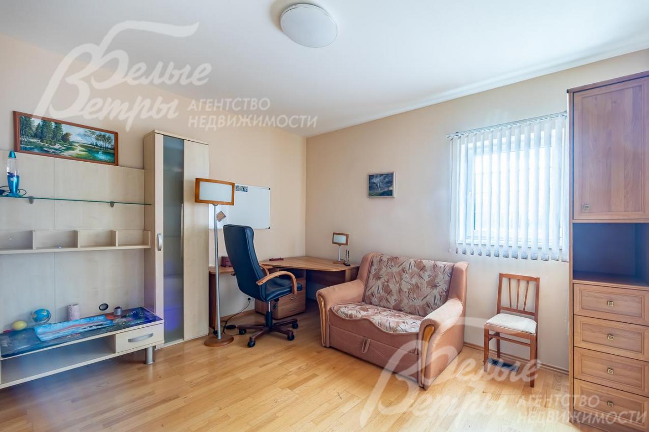 Спальня с рабочим местом.