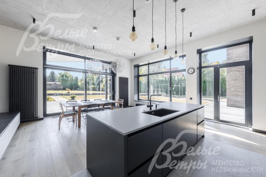 Кухня-столовая с выходом на крытую террасу