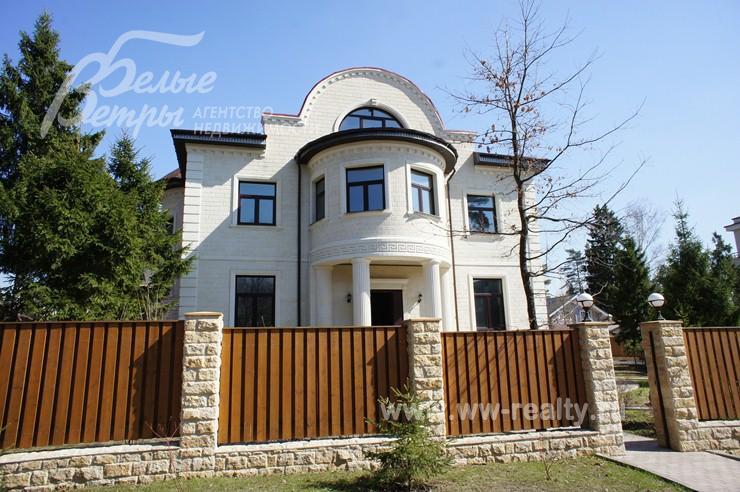 Дом облицован очень дорогостящим натуральным камнем