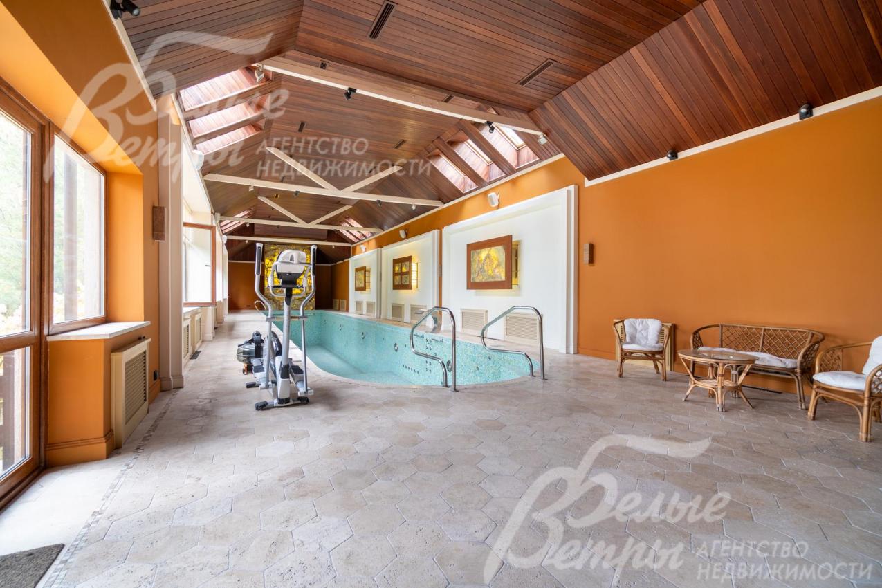 Рядом с бассейном установлены тренажёры, есть зона для отдыха