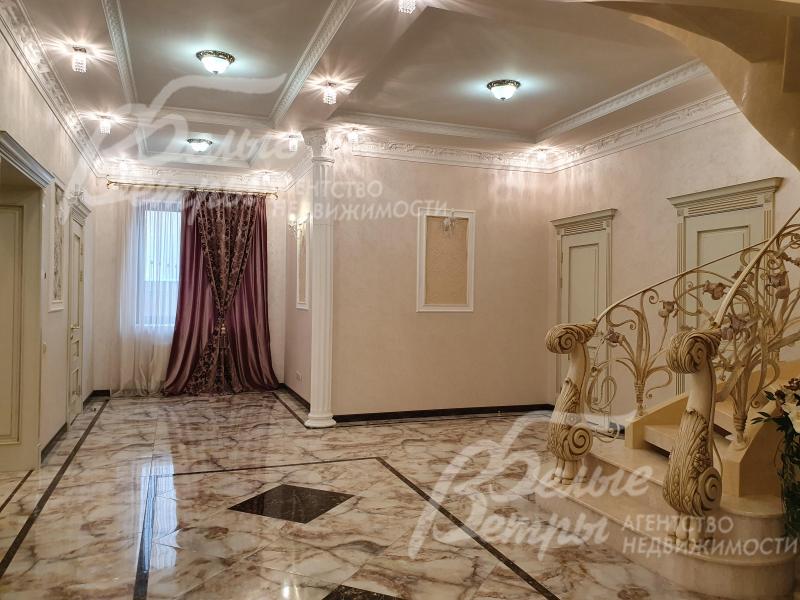 Холл первого этажа