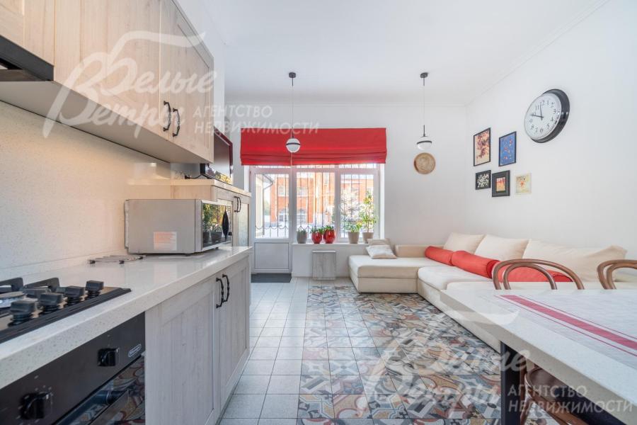 Дом полностью меблирован, оснащён техникой и готов к проживанию.