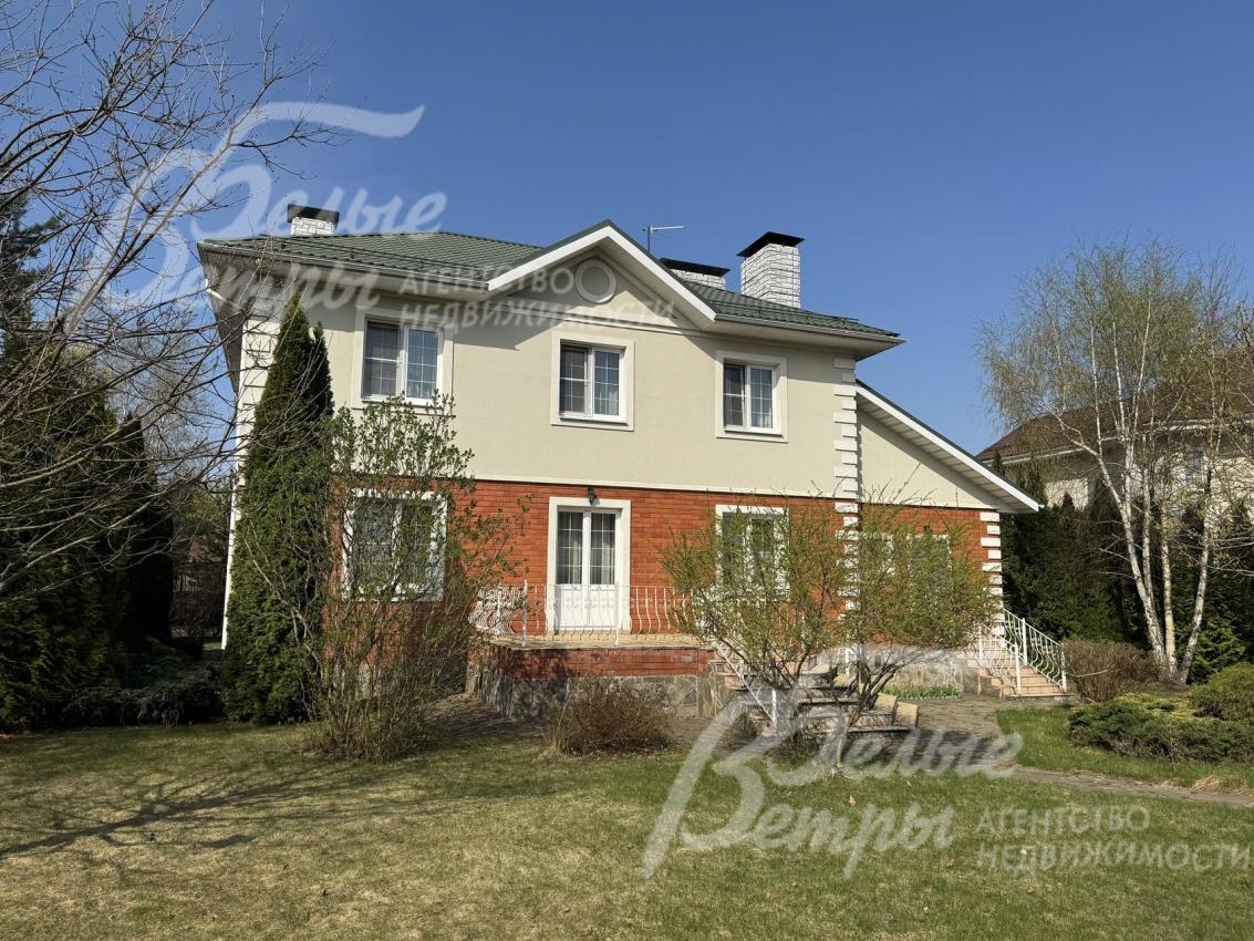 Стены первого этажа дома облицованы красным кирпичом, цоколь - диким камнем, второй этаж отштукатурен