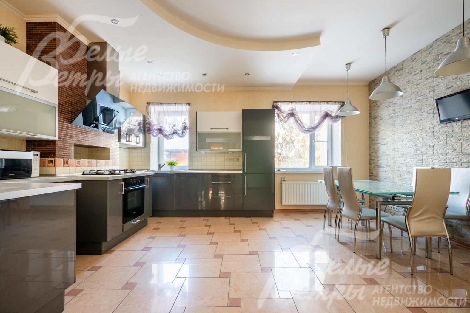 Дом полностью меблирован. В кухне-столовой установлен гарнитур с необходимой техникой и обеденная группа