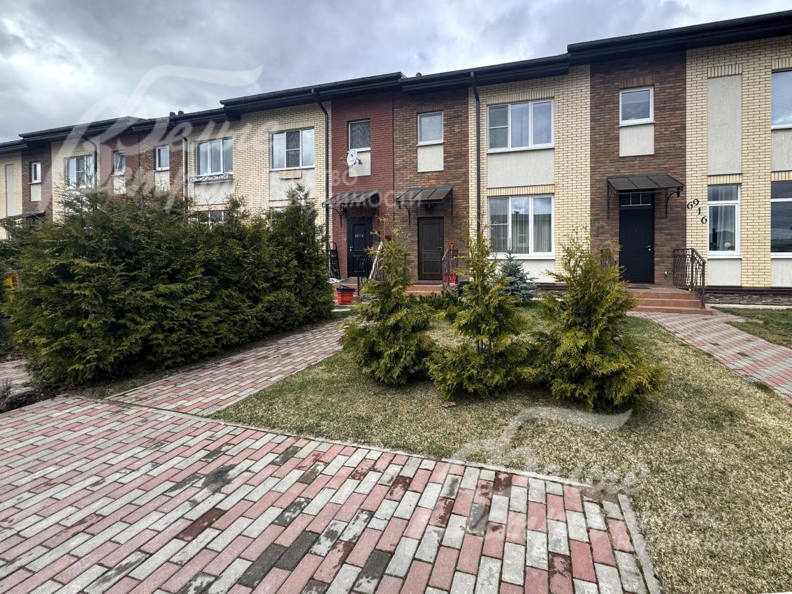 На участке высажены крупные хвойные деревья, в том числе туи и голубые ели