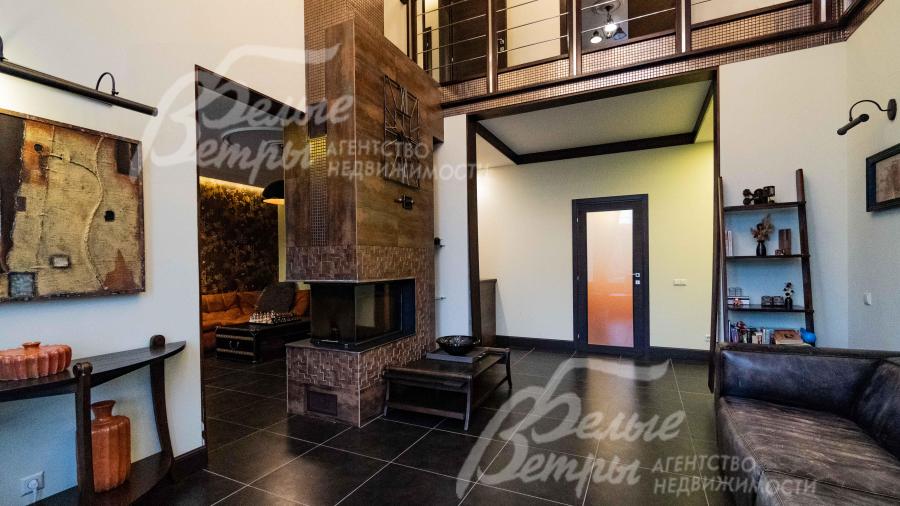 В гостиной потолок 6 м