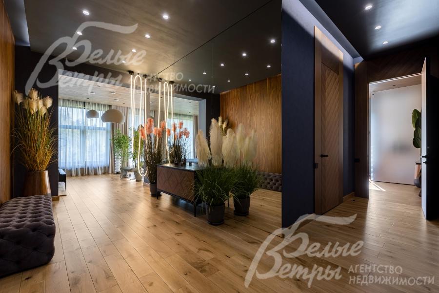 Просторный холл второго этажа. Дом оформлен в современном стиле фьюжн с акцентом на натуральные материалы по дизайнерскому проекту