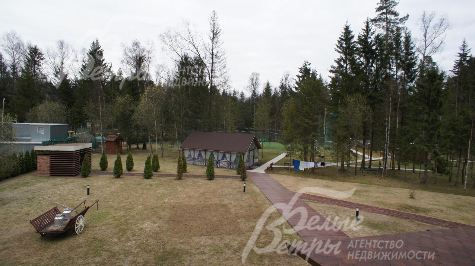 Вид на участок со второго этажа основного дома