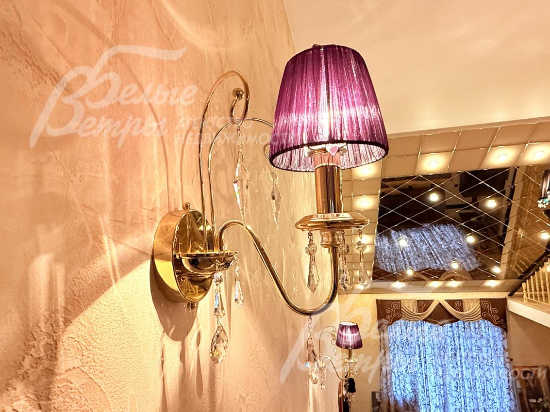 Интерьер дома дополнен выразительным освещением — установлены разнообразные лампы и светильники, создающие многослойную игру света