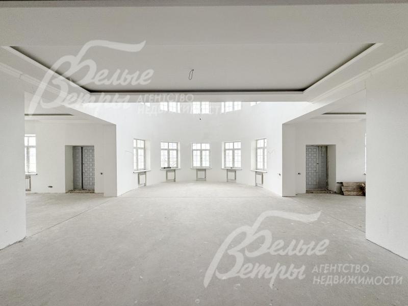 Панорамная полукруглая гостиная с большим количеством окон и вторым светом