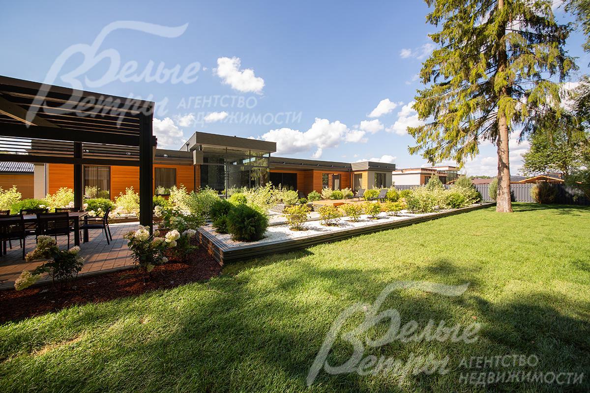 Высажен идеальный зелёный газом: на мягкую траву можно спуститьс с террас