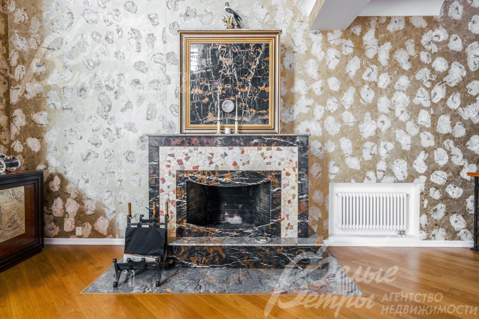 Дровяной камин в гостиной