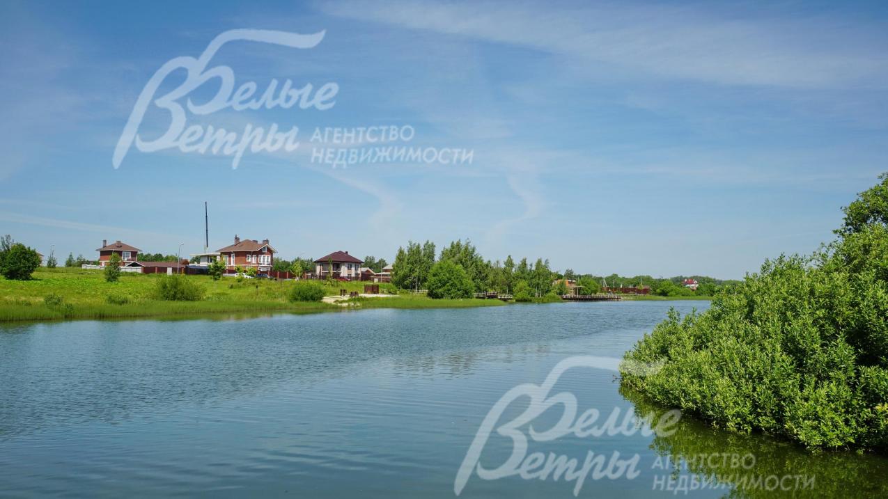 Есть свой небольшой причал, с которого можно рыбачить