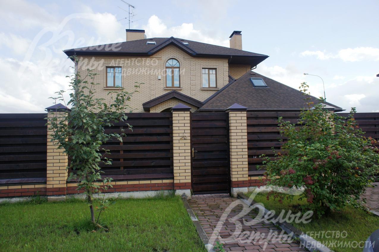 Хороший забор из дерева на кирпичных столбах и фундаменте