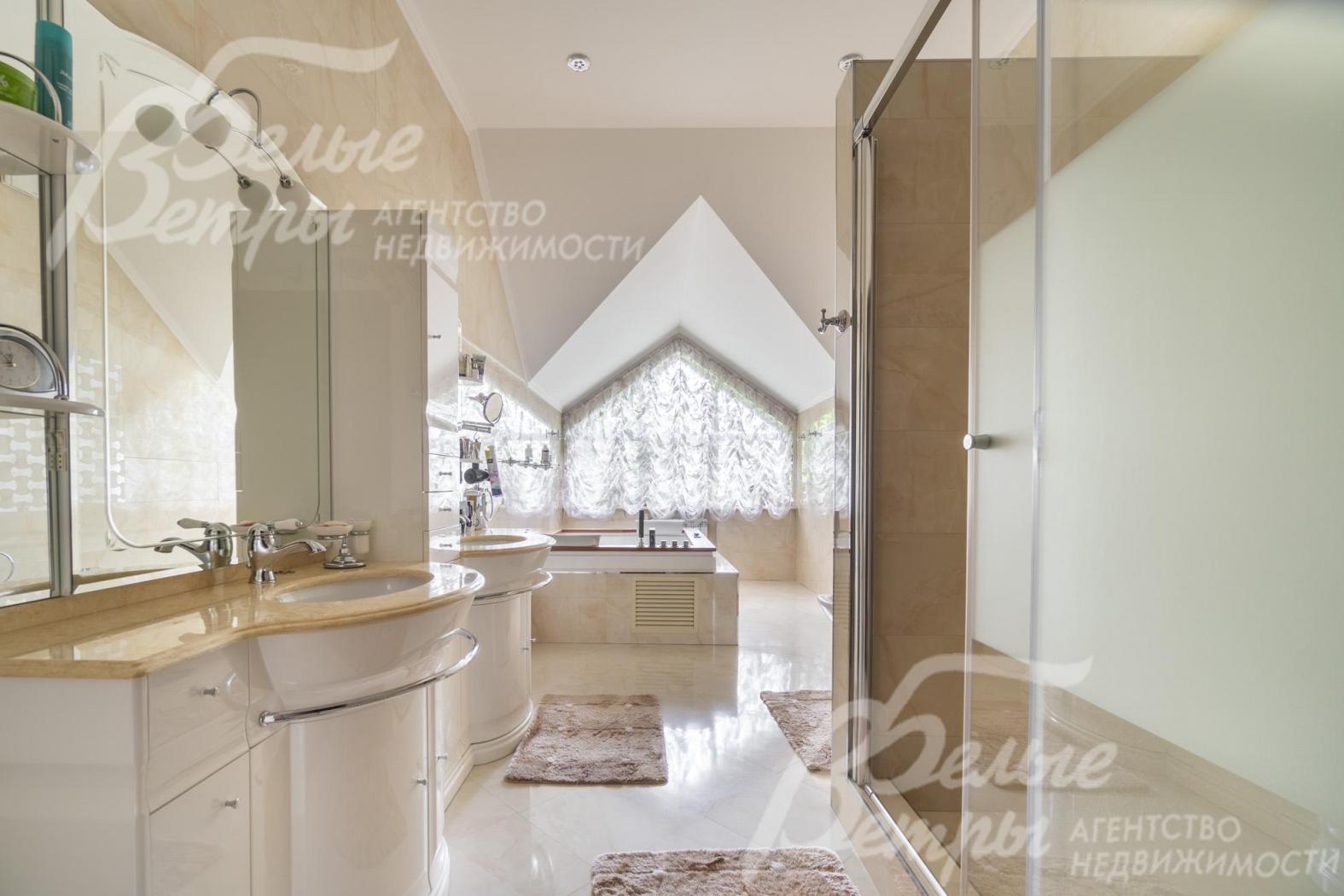 Санузел мастер-спальни: в нём - две раковины с большими зеркалами, душевая и роскошная ванна