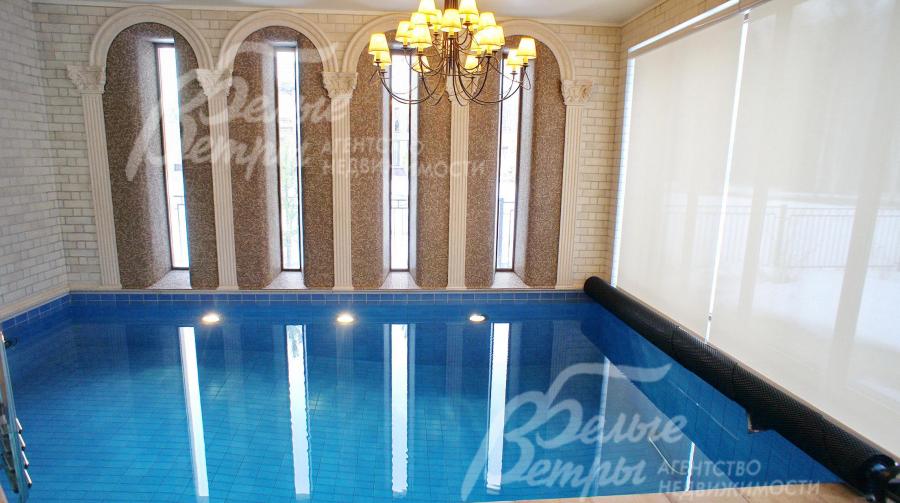 Бассейн 5,5х3,5 м глубина 2 м, с подсветкой и противотоком. Декор в зоне бассейна выполнен из мозаики и натурального камня Травертин из Италии.