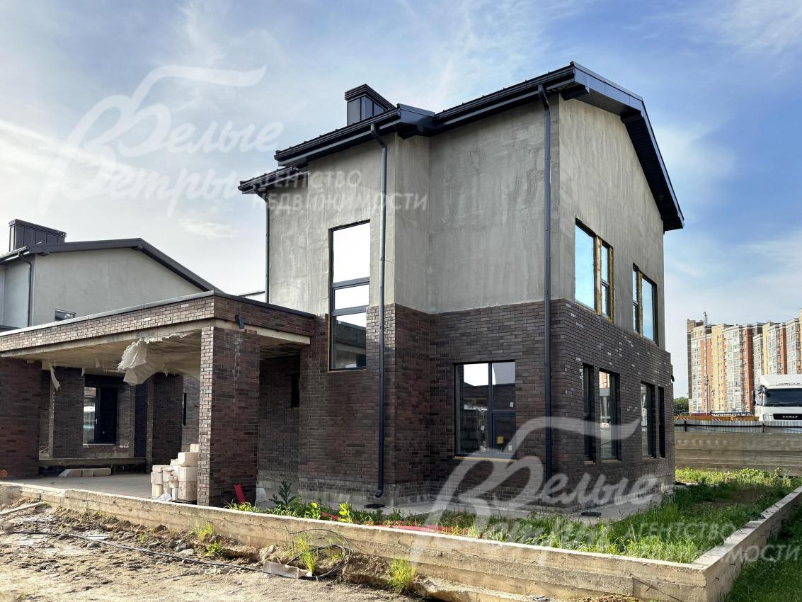 Дом стоит на компактном придомовом участке, не требующем больших вложений