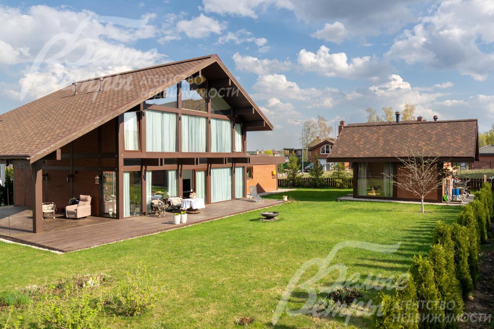 Участок украшают можжевельник, флоксы, ирисы, тюльпаны, хоста, розы, пионы