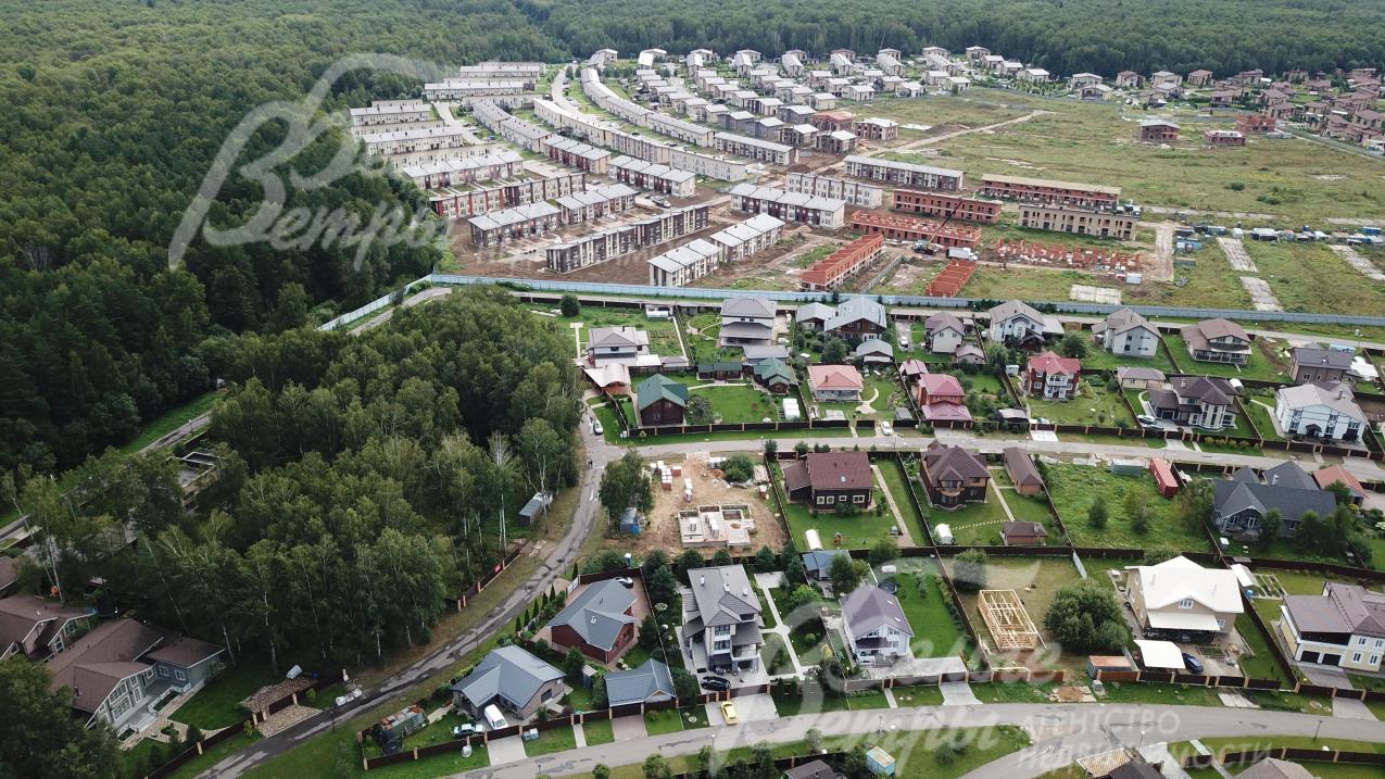 Посёлок расположен рядом с озером, рекой, лесом и остановкой общественного транспорта