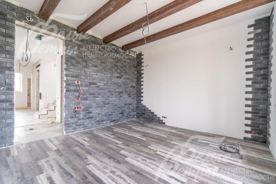 Также "под кирпич" в комнате декорирована акцентная стена