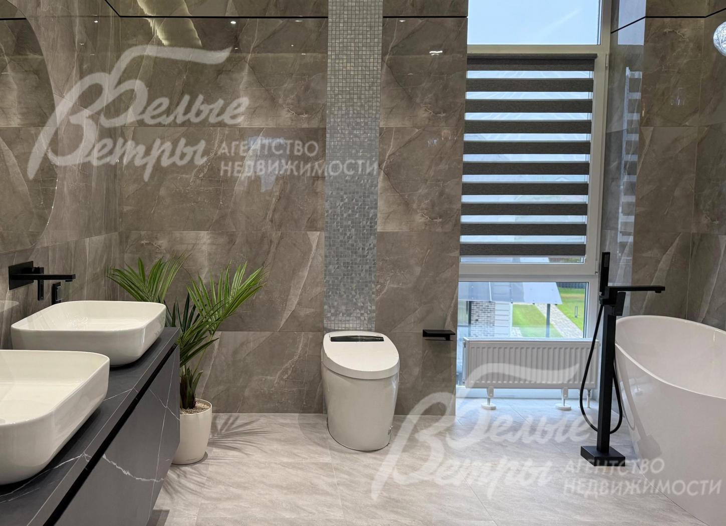 Санузел мастер-спальни с "умным" унитазом, душевой и ванной из литьевого мрамора