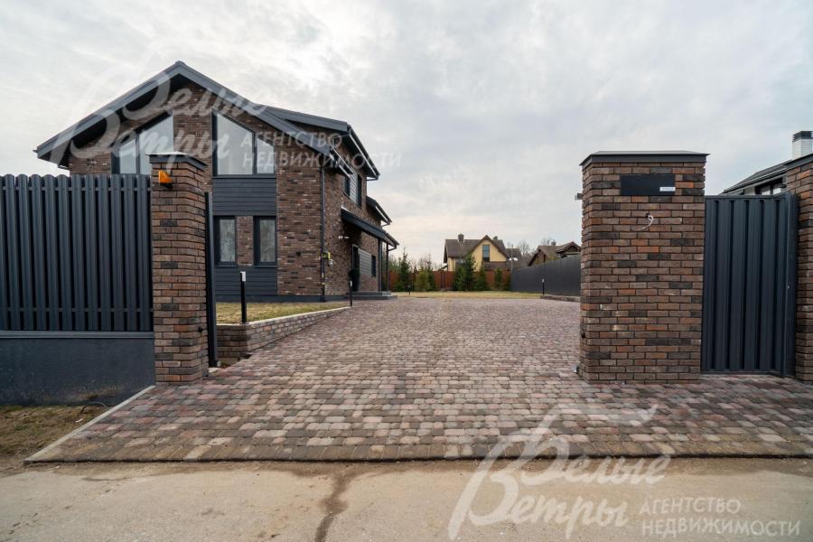 Установлены откатные ворота (ширина проёма ворот 4,5 м), парковочная площадка около 100 кв.м на 5 автомобилей покрыта брусчаткой, уложенной на ж/б основание