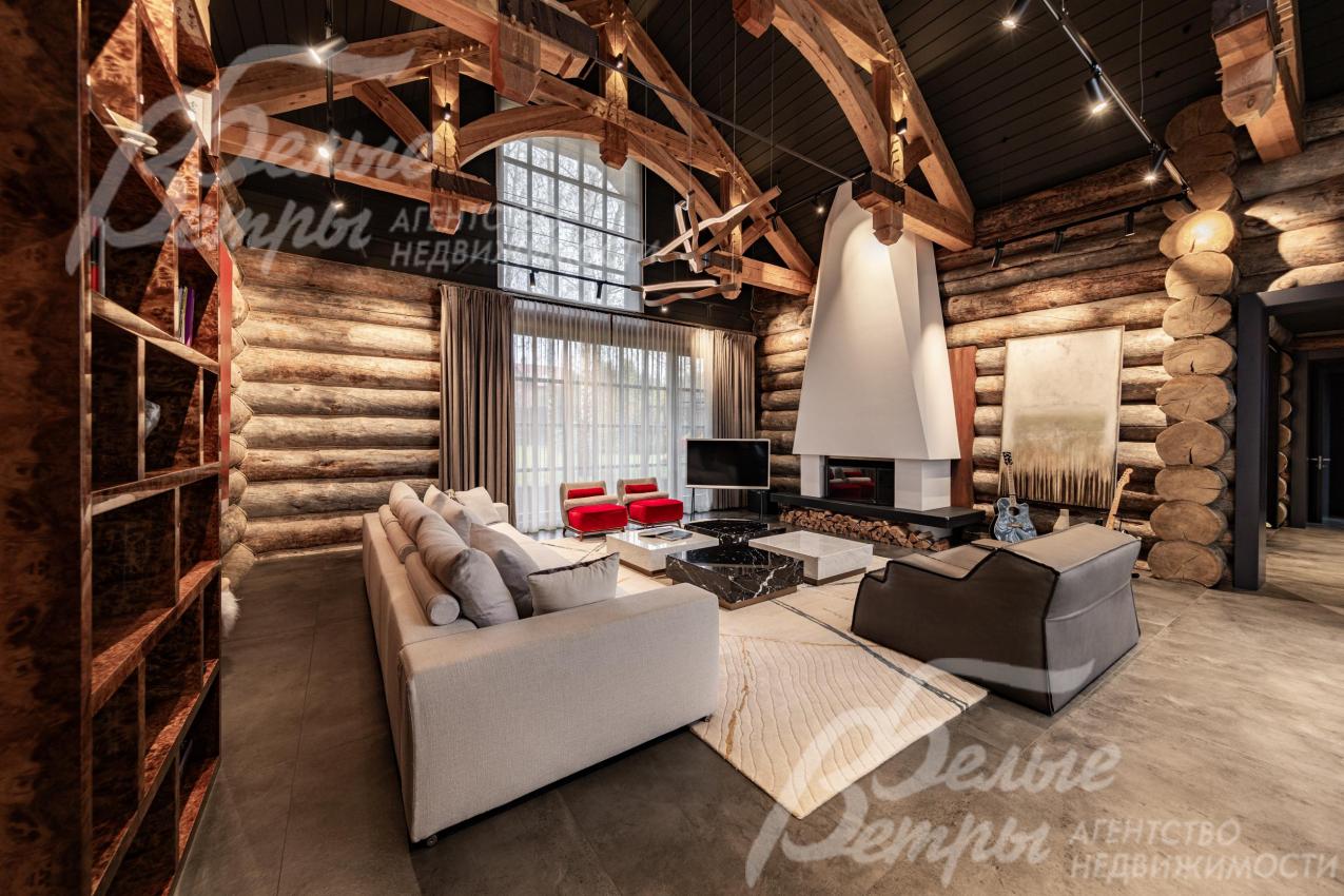 Двухсветная гостиная с дровяным камином, представляющим собой арт-объект