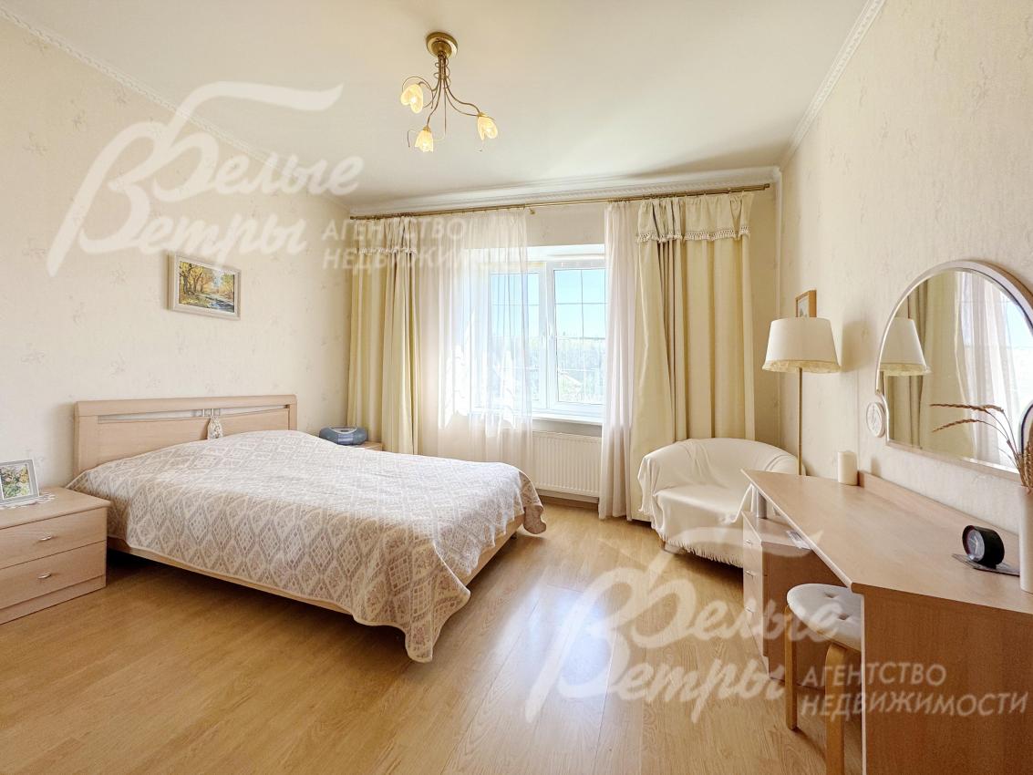 Светлая спальня в нежных бежевых тонах на втором этаже