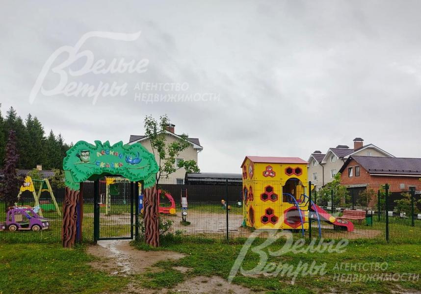 В поселке есть современная детская площадка