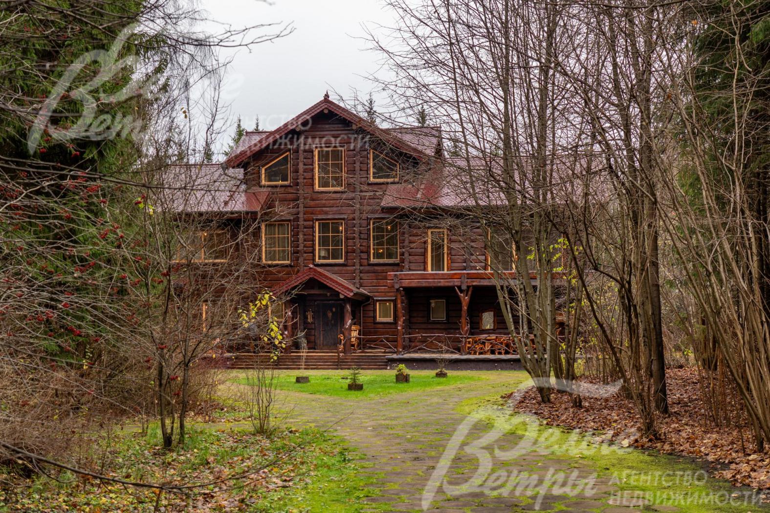 Участок находится в стародачном коттеджном посёлке рядом с городской инфраструктурой