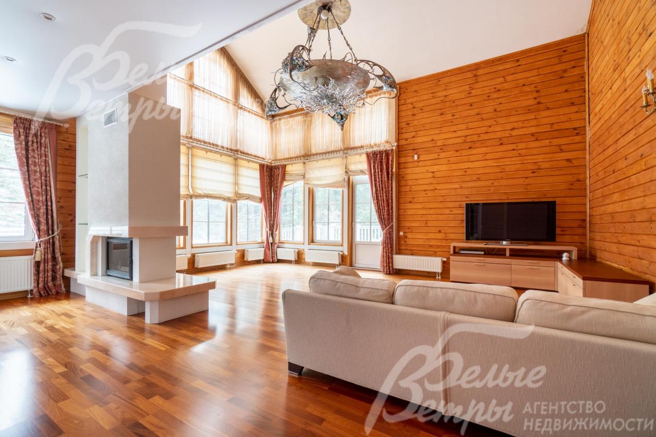 Просторная эко-гостиная основного дома со вторым светом