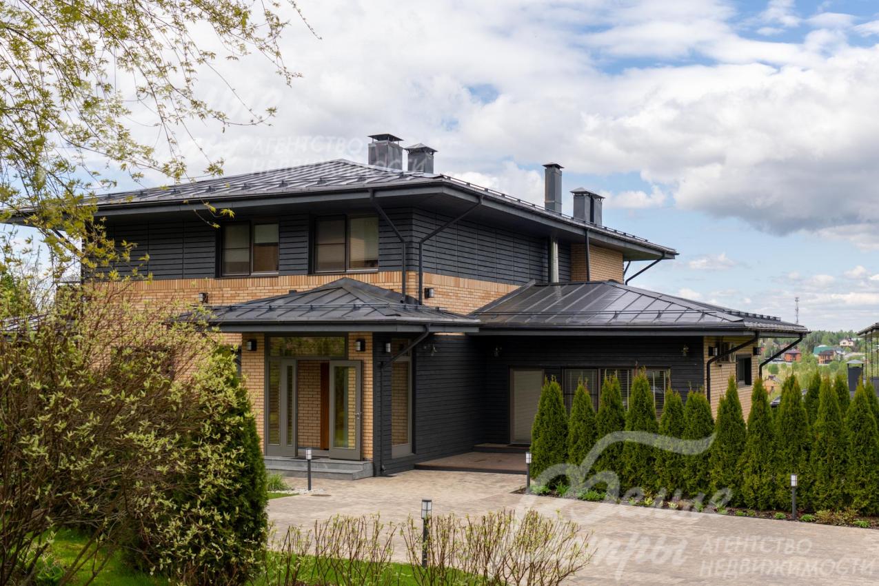 Открытая парковка на 5 автомобилей у дома выложена брусчаткой на бетонном основании