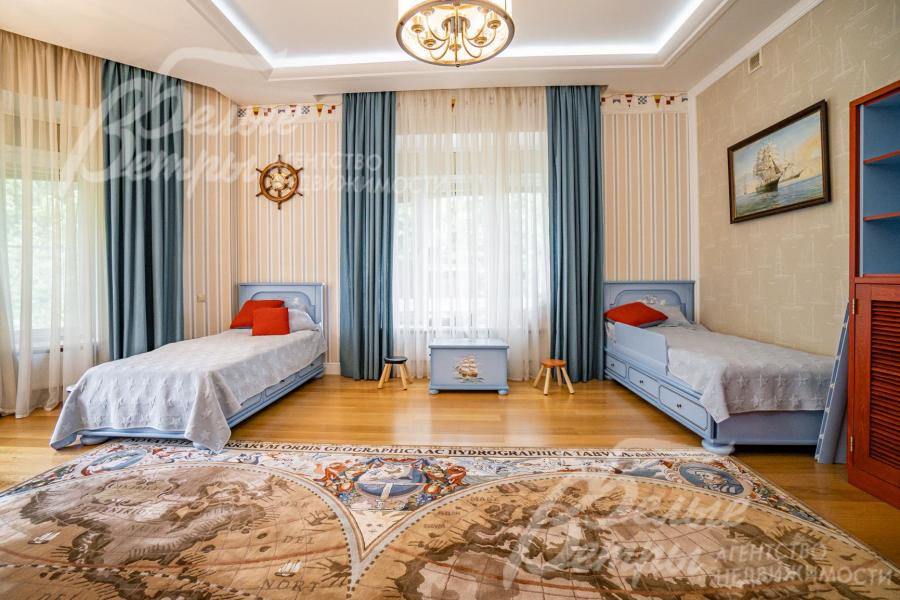 Мебель в детской также выполнена на заказ российскими мастерами дорогого сегмента